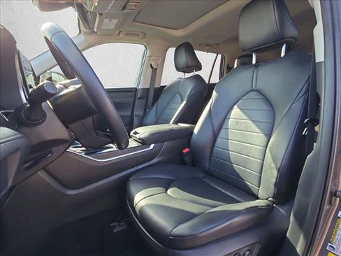 Used 2021 Toyota Highlander XLE FWD image 16
