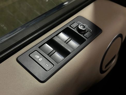 Used 2020 Land Rover Discovery Landmark image 32