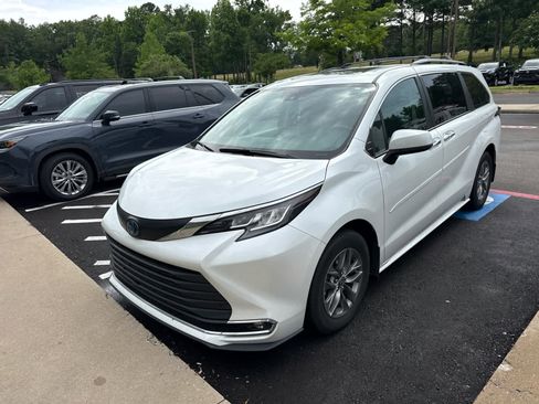 Used 2023 Toyota Sienna XLE FWD image 7