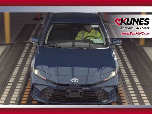 Used 2025 Toyota Camry SE image 3