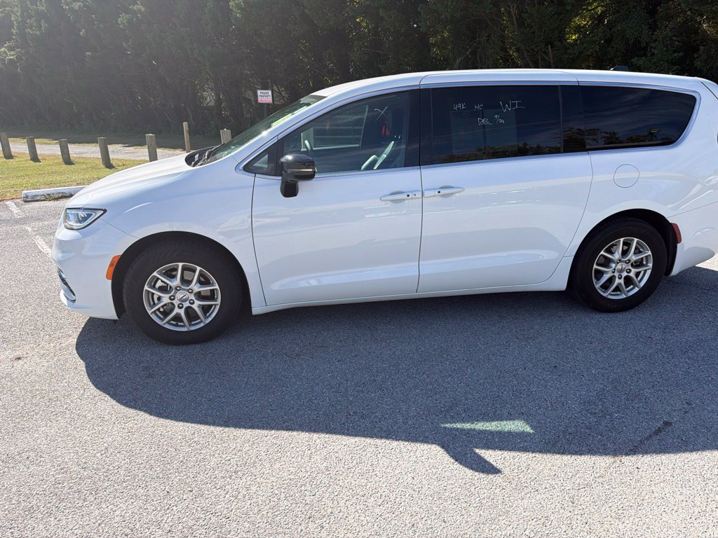 Used 2025 Chrysler Pacifica Select FWD image 3