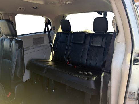 Used 2015 Chrysler Town & Country Touring FWD image 22