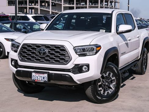 Certified 2022 Toyota Tacoma TRD Off-Road AWD/4WD image 1