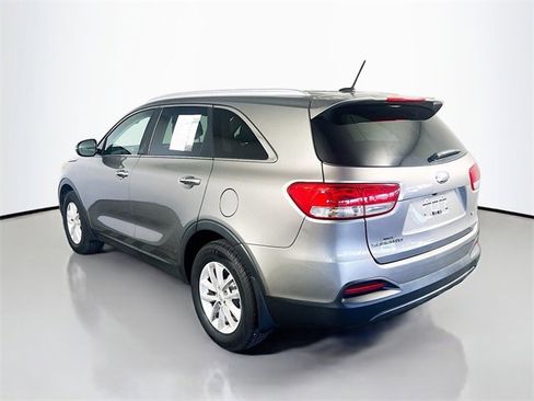 Used 2017 Kia Sorento LX image 5