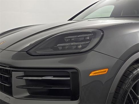 Certified 2025 Porsche Cayenne Coupe image 12