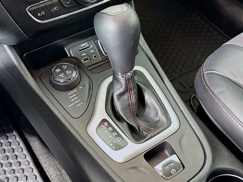 Used 2015 Jeep Cherokee Trailhawk w/ Comfort/Convenience Group image 18