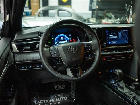 Used 2025 Toyota Camry SE image 16