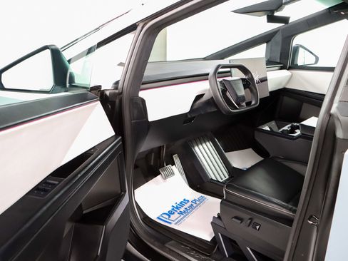 Used 2024 Tesla Cybertruck AWD Crew Cab image 3