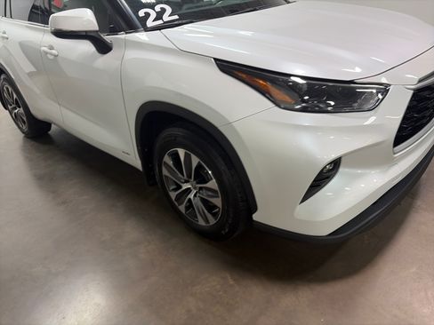 Used 2022 Toyota Highlander XLE AWD/4WD image 37