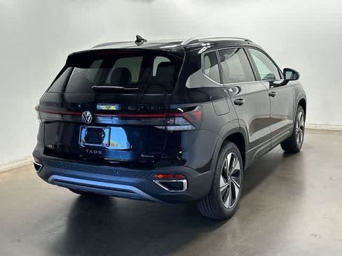 Used 2025 Volkswagen Taos SE AWD/4WD image 29