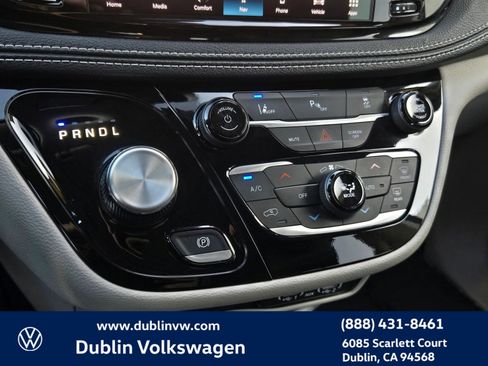Used 2024 Chrysler Pacifica Select image 20