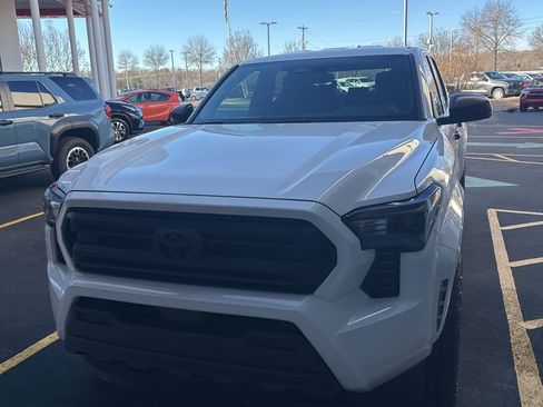 Used 2024 Toyota Tacoma SR image 9