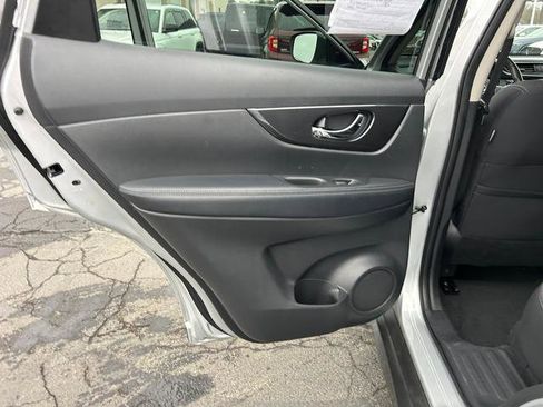 Used 2020 Nissan Rogue SV image 11