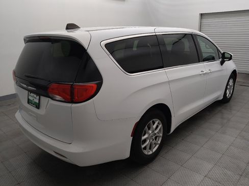 Used 2022 Chrysler Voyager LX FWD image 9