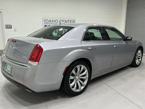 Used 2017 Chrysler 300 C image 8