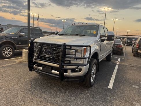 Used 2019 Ford F250 Platinum w/ Platinum Ultimate Package image 3
