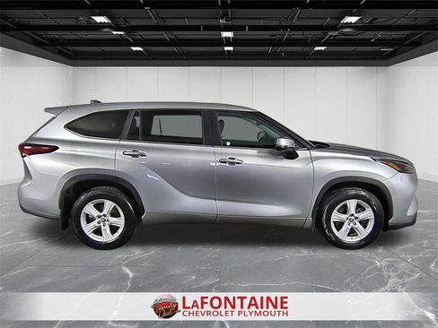 Used 2024 Toyota Highlander LE image 9