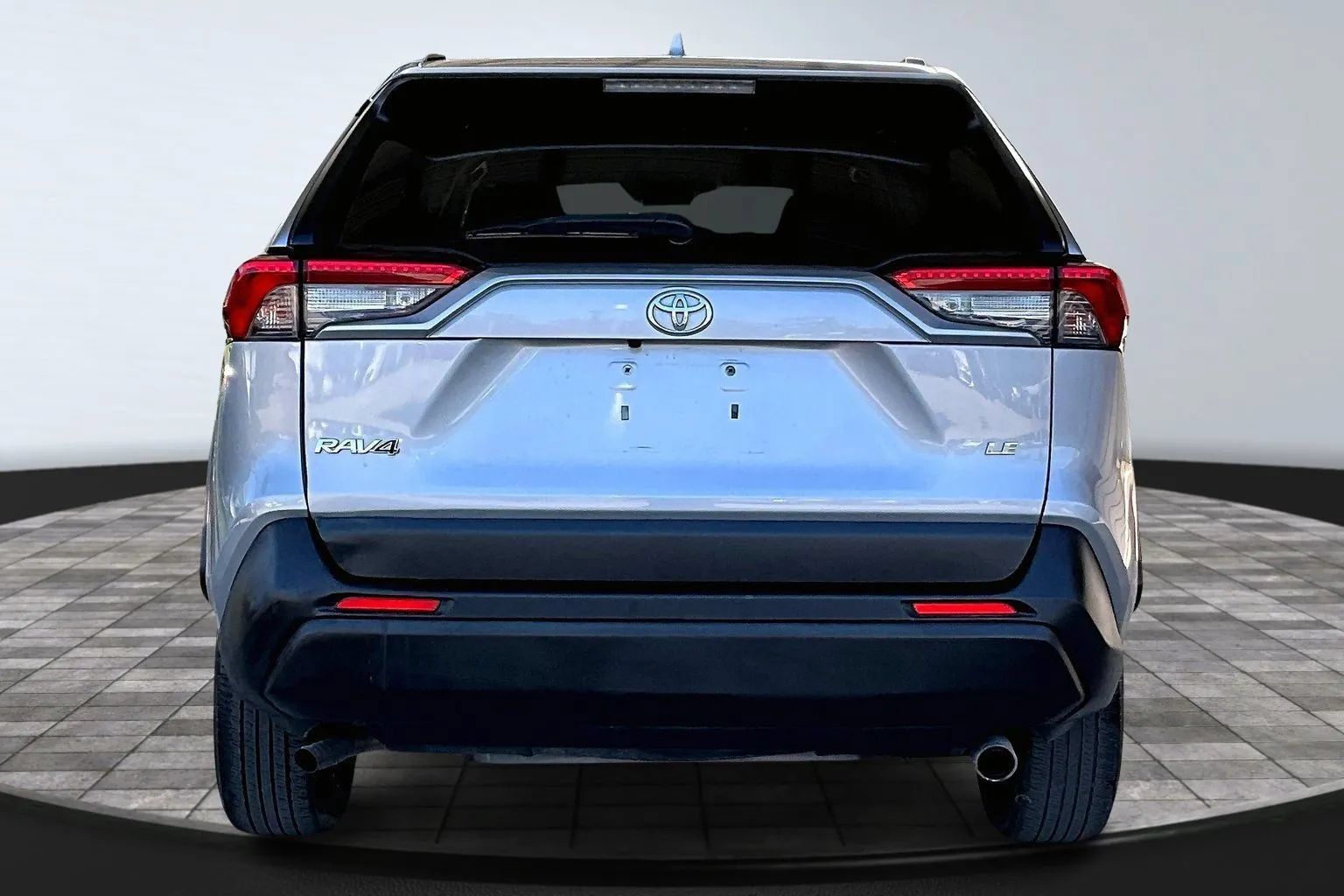 Used 2019 Toyota RAV4 LE FWD image 5