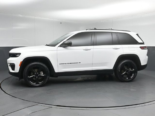 Used 2023 Jeep Grand Cherokee Limited w/ Black Appearance Package AWD/4WD image 4