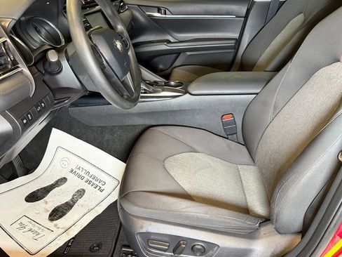 Used 2018 Toyota Camry LE image 19