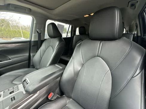 Used 2023 Toyota Highlander Limited image 16