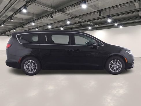 Used 2024 Chrysler Pacifica Touring-L FWD image 8