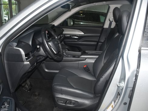 Certified 2025 Toyota Grand Highlander FWD image 7