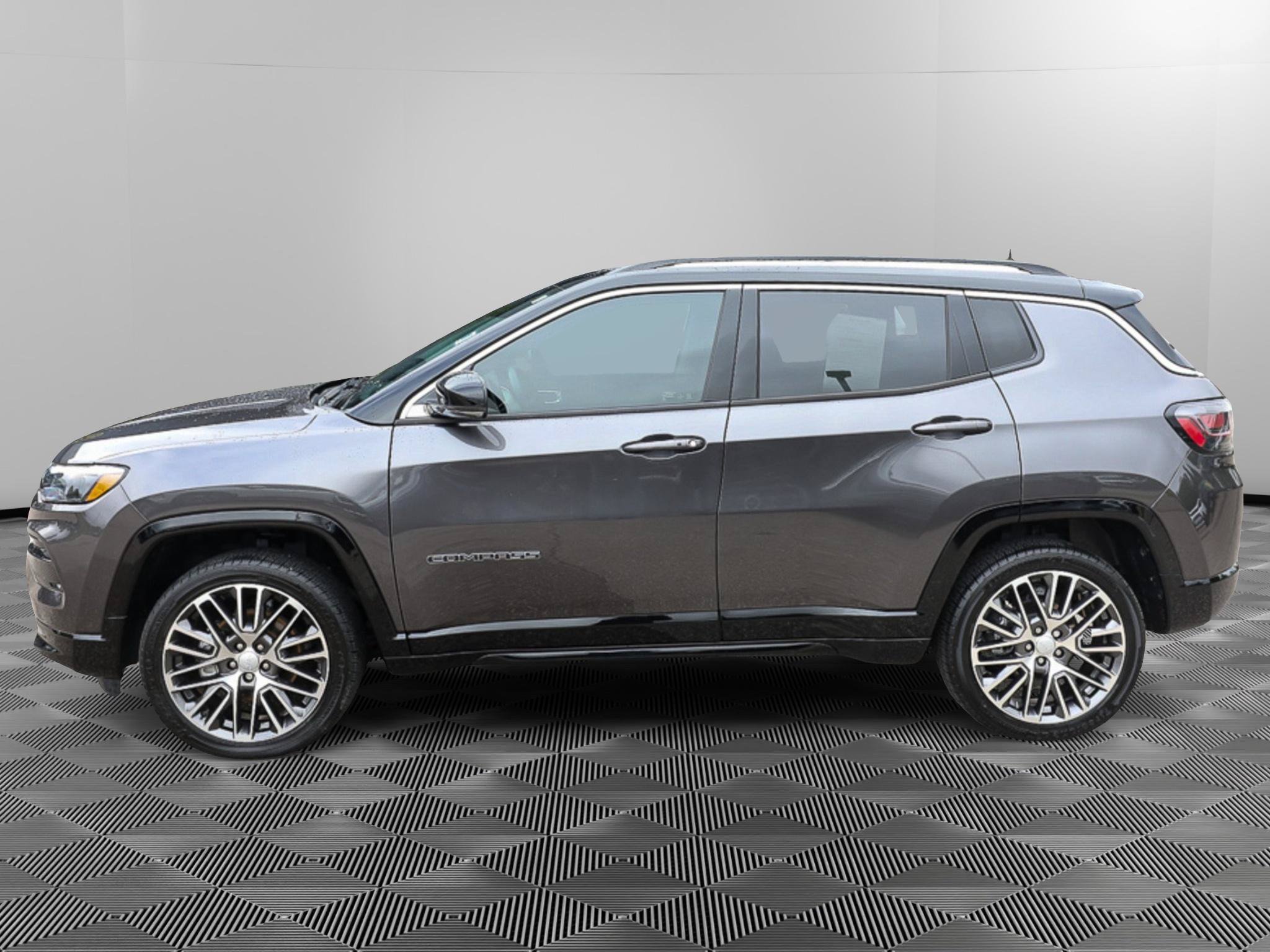 Used 2022 Jeep Compass Limited w/ Elite Group AWD/4WD image 3