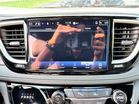 New 2025 Chrysler Pacifica Select image 26