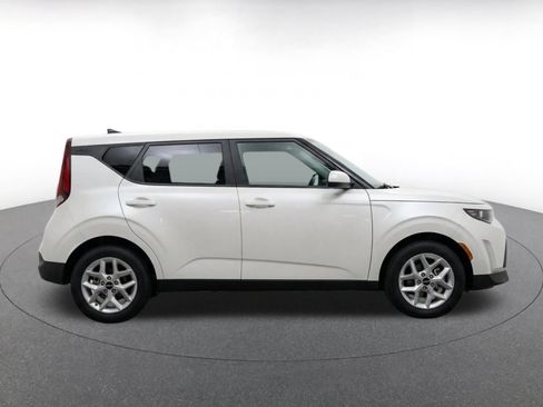 Used 2025 Kia Soul LX w/ LX Technology Package FWD image 14
