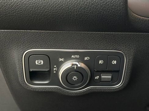 Used 2025 Mercedes-Benz GLB 250 4MATIC image 5
