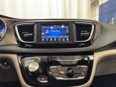 Used 2021 Chrysler Voyager Lxi image 16