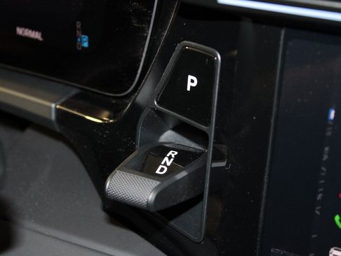 Certified 2025 Porsche Macan Turbo Electric image 27