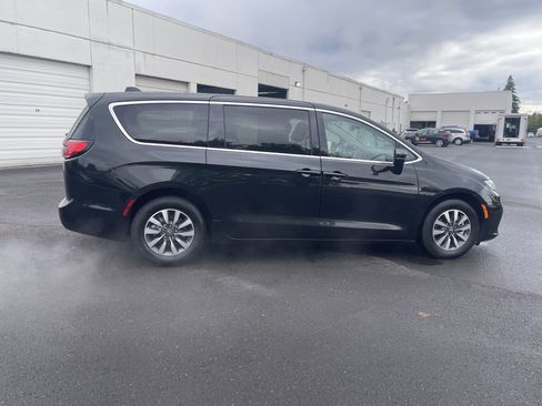 Used 2023 Chrysler Pacifica Touring-L FWD image 6
