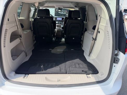Certified 2024 Chrysler Pacifica Touring-L image 36