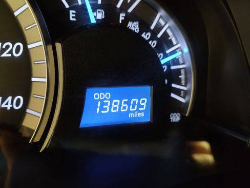 Used 2014 Toyota Camry L image 5