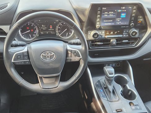Used 2022 Toyota Highlander XLE image 27