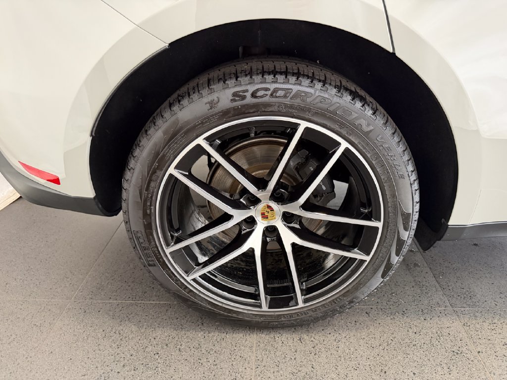 Certified 2026 Porsche Macan AWD/4WD image 12