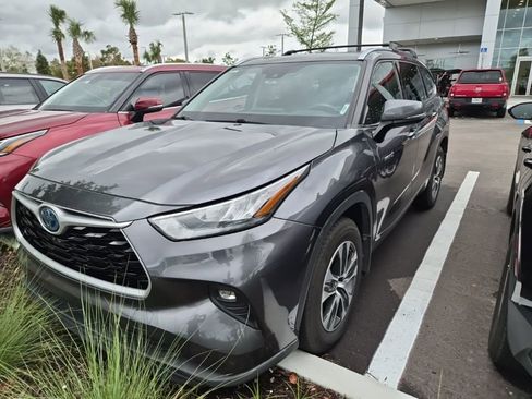 Used 2020 Toyota Highlander XLE image 3