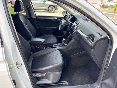 Used 2024 Volkswagen Tiguan SE AWD/4WD image 32