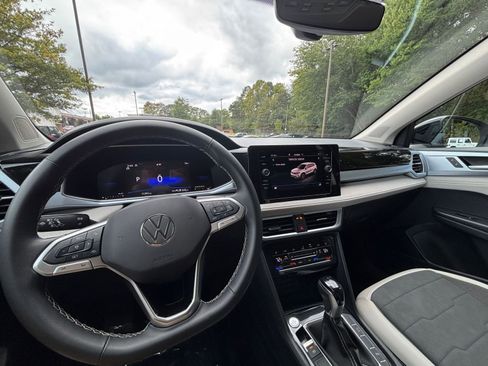 Used 2025 Volkswagen Taos SE image 33
