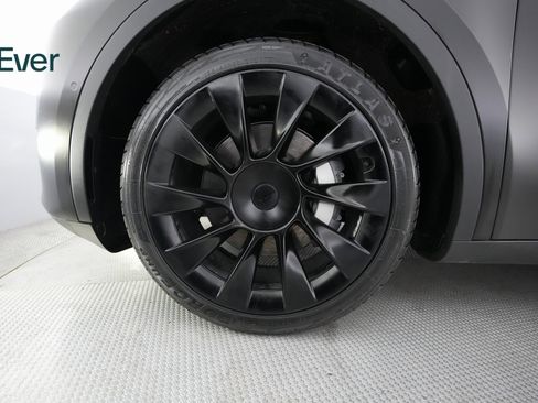 Used 2022 Tesla Model Y Long Range image 17