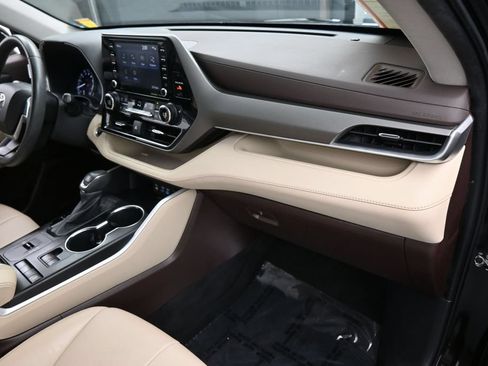 Used 2022 Toyota Highlander XLE FWD image 45