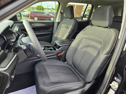 Used 2023 Jeep Grand Cherokee Laredo AWD/4WD image 15