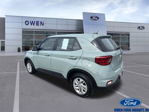 Used 2025 Hyundai Venue SE FWD image 2
