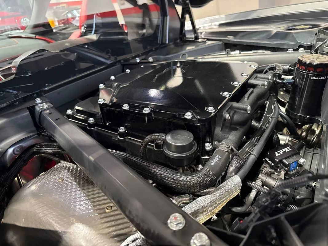Used 2024 Chevrolet Corvette Stingray Preferred Cpe w/ Z51 Performance Package RWD image 18