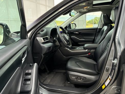 Used 2023 Toyota Highlander XLE AWD/4WD image 13