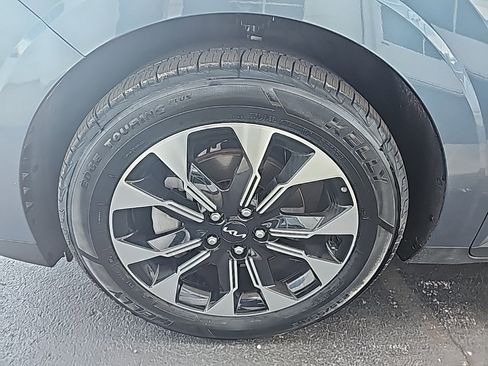 Used 2024 Kia Carnival EX image 8