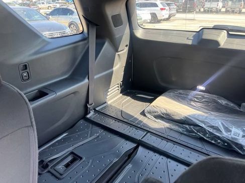 Used 2023 Chevrolet Traverse LT FWD image 13