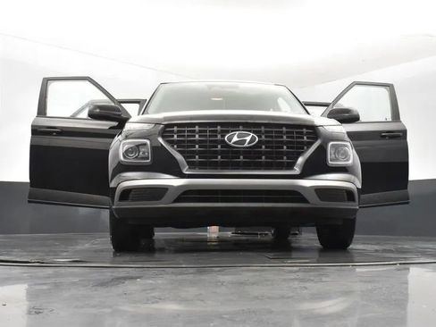 Used 2023 Hyundai Venue SE image 11